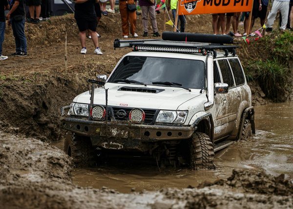 What are the pros and cons of leasing a vehicle versus buying in the UK?